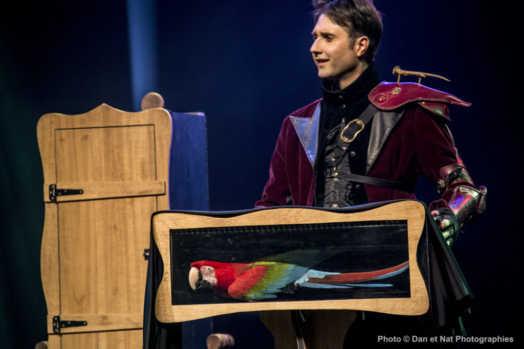 Lionel-Lemetayer-et-son-fidele-perroquets-scaled svg+xml;charset=utf