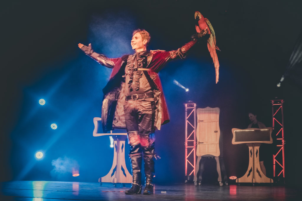 01042023-sans titre-234Spectacle Illusion svg+xml;charset=utf