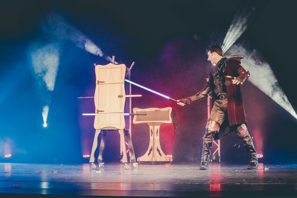 01042023-sans titre-240Spectacle Illusion svg+xml;charset=utf