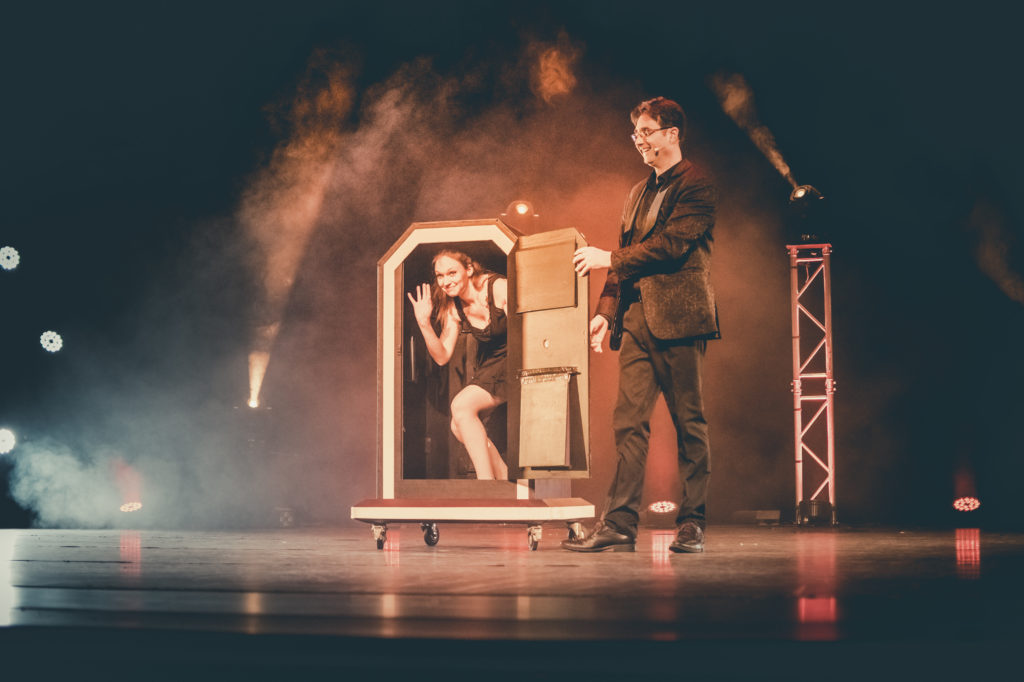 01042023-sans titre-77Spectacle Illusion svg+xml;charset=utf