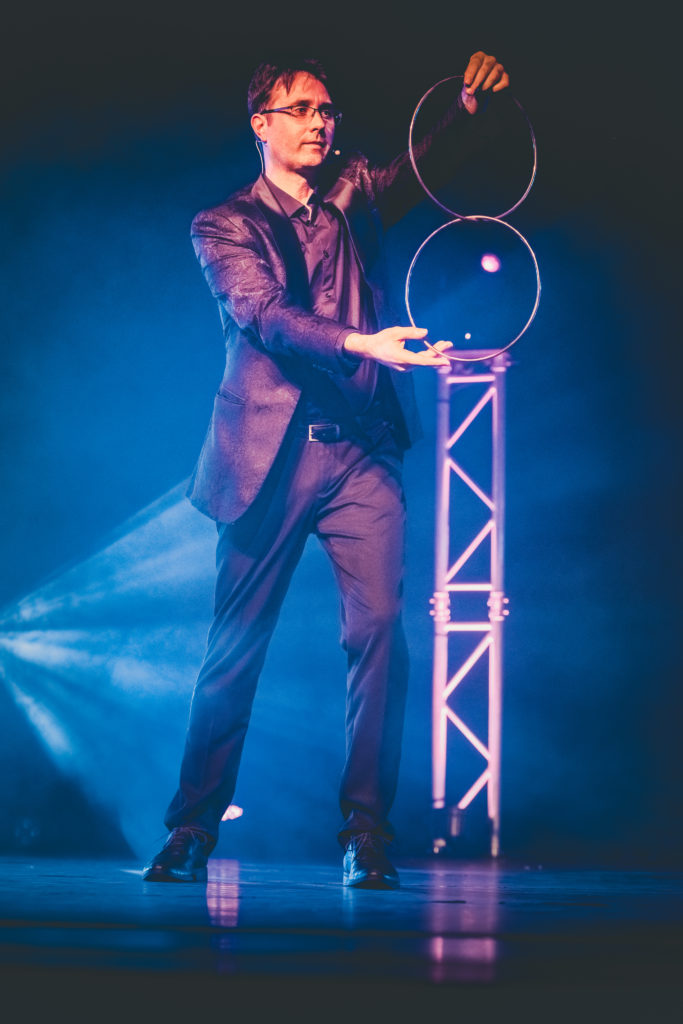 01042023-sans titre-95Spectacle Illusion svg+xml;charset=utf