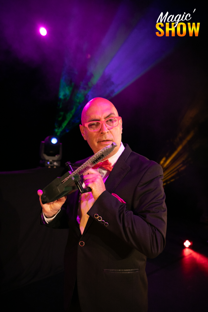 Enzo et sa tronconneuse - Magic'Show svg+xml;charset=utf