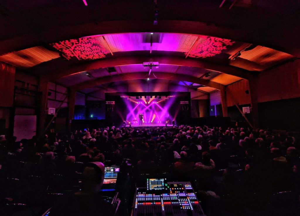 Plein vol show svg+xml;charset=utf