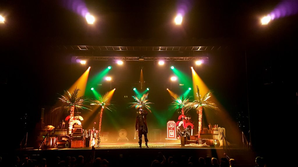 spectacle noel adulte et enfant pirate (2) svg+xml;charset=utf