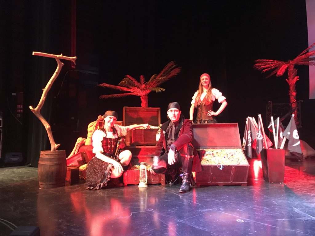 spectacle noel adulte et enfant pirate (7) svg+xml;charset=utf