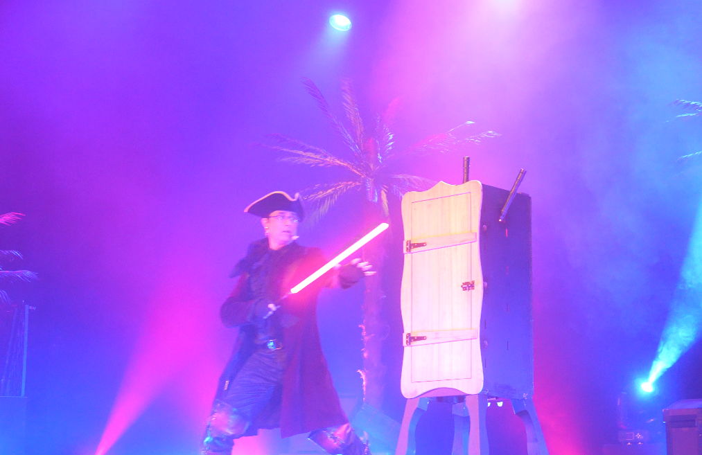 Spectacle Pirate Perroquet - Plein Vol 10 svg+xml;charset=utf