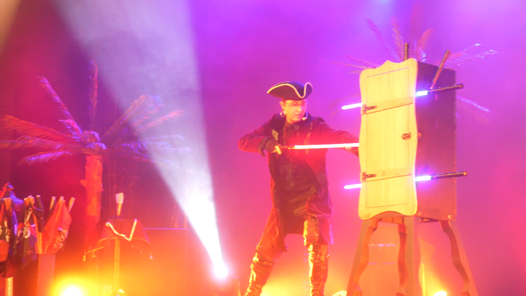 Spectacle Pirate Perroquet - Plein Vol 11 svg+xml;charset=utf