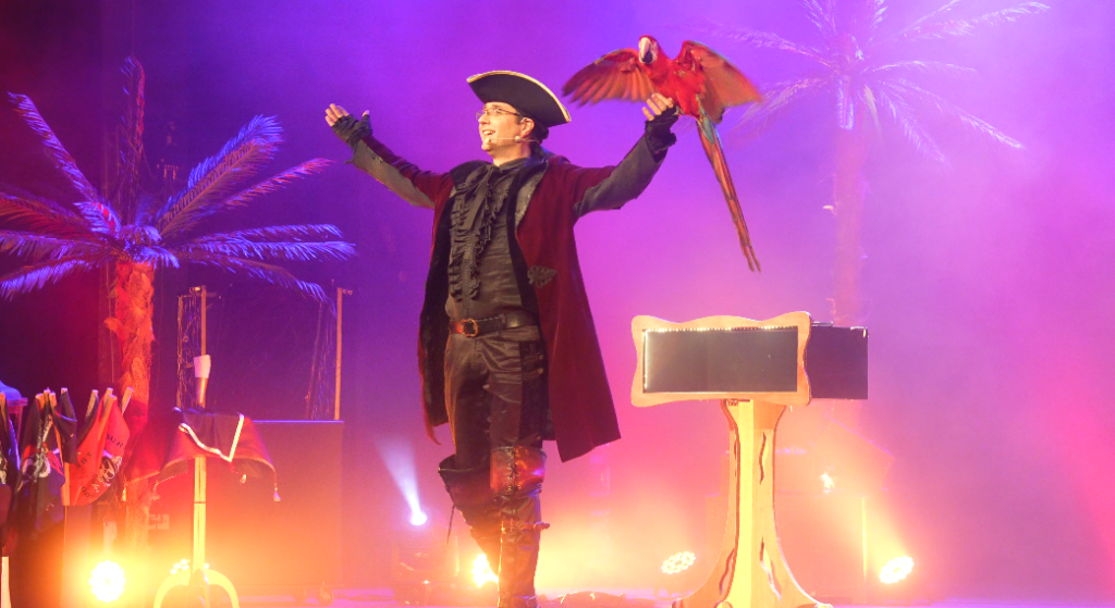 Spectacle Pirate Perroquet - Plein Vol 13 svg+xml;charset=utf