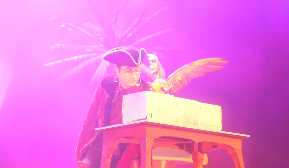 Spectacle Pirate Perroquet - Plein Vol 2 svg+xml;charset=utf