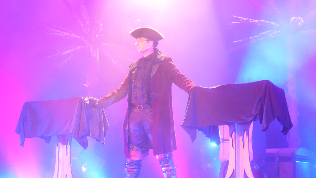 Spectacle Pirate Perroquet - Plein Vol 7 svg+xml;charset=utf