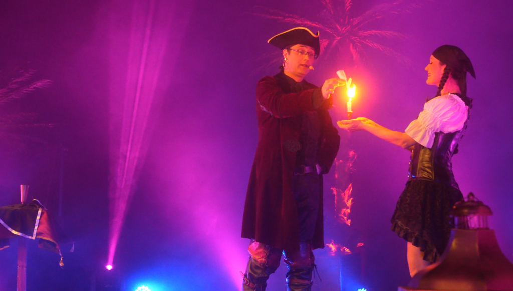 Spectacle Pirate enfant plein vol svg+xml;charset=utf