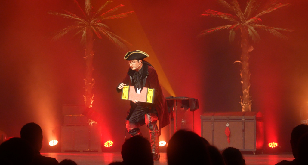 Spectacle Pirate enfant plein vol 1 svg+xml;charset=utf