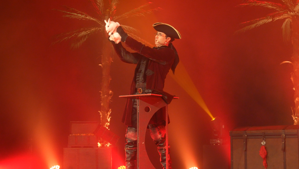 Spectacle Pirate enfant plein vol 3 svg+xml;charset=utf