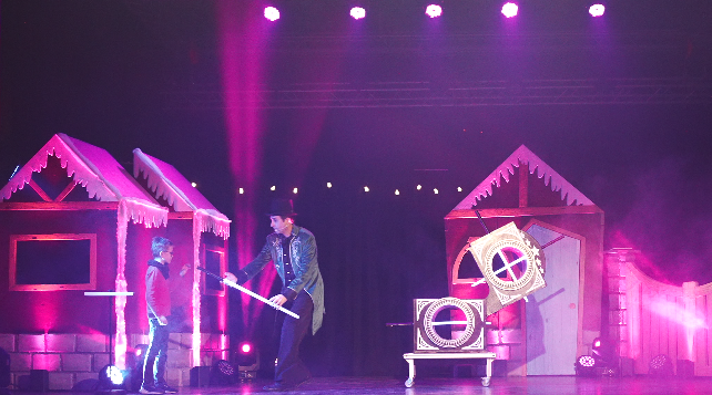 Spectacle les lutins enfant 50 svg+xml;charset=utf