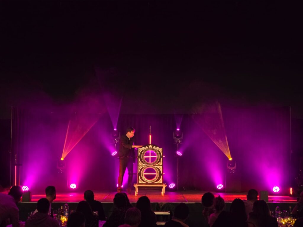 Magic'Show - Plein Vol - Spectacle 12 svg+xml;charset=utf