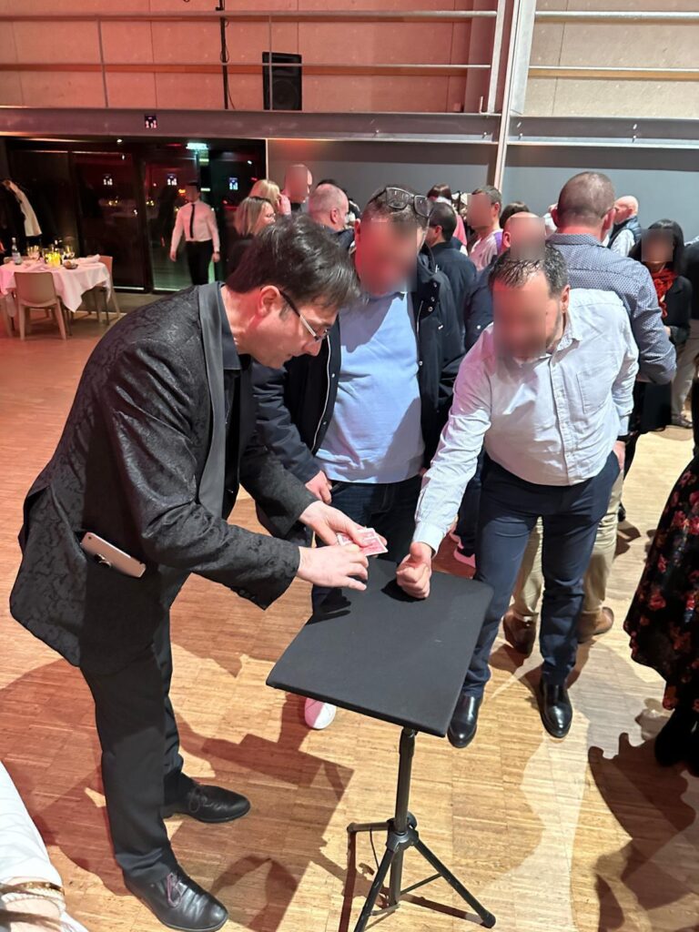 Magiciens en Close-up Plein Vol 1 svg+xml;charset=utf