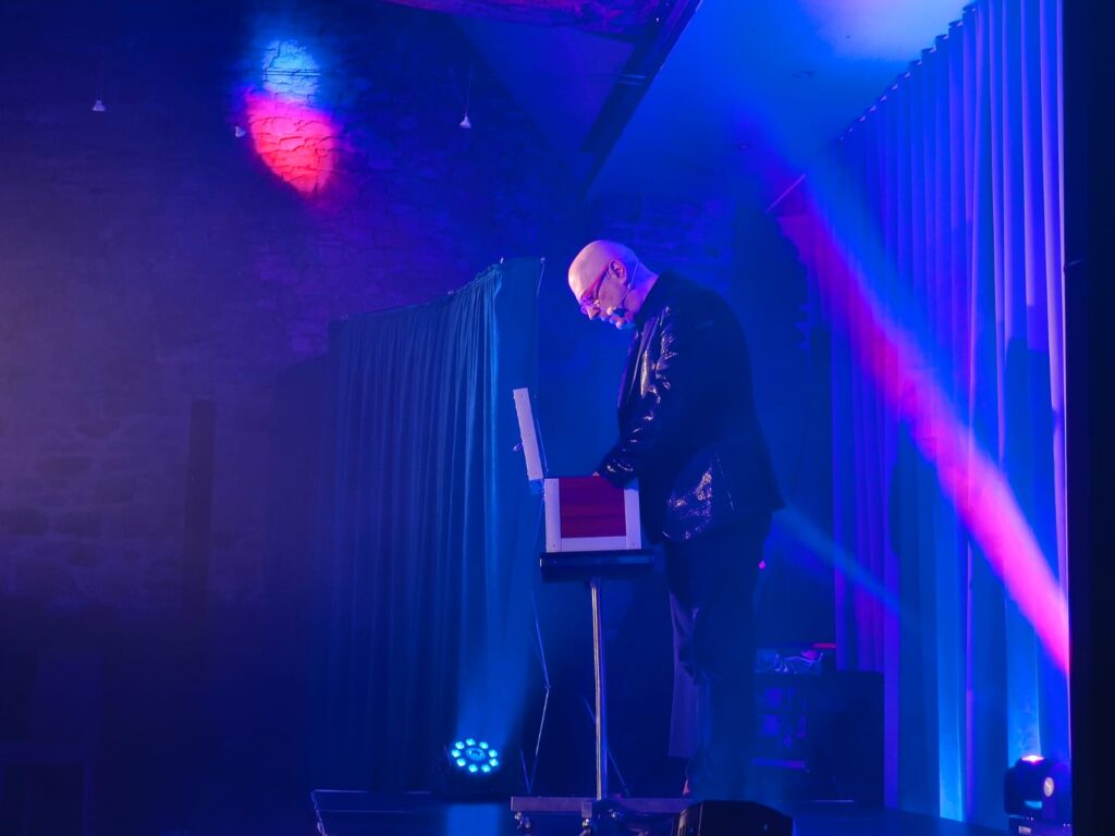 Malice-academy One man Show Magique 30 svg+xml;charset=utf