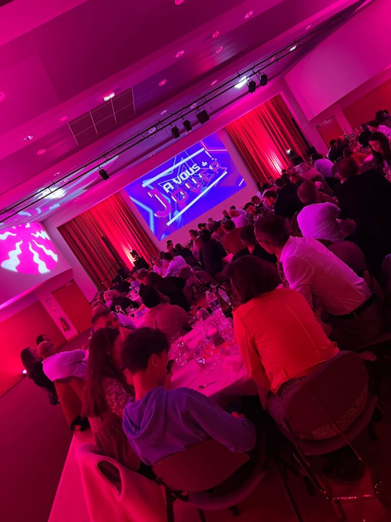 A Vous De Jouer - Plein Vol - Malice academy 5 svg+xml;charset=utf